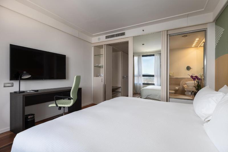 King Room with City View image 4