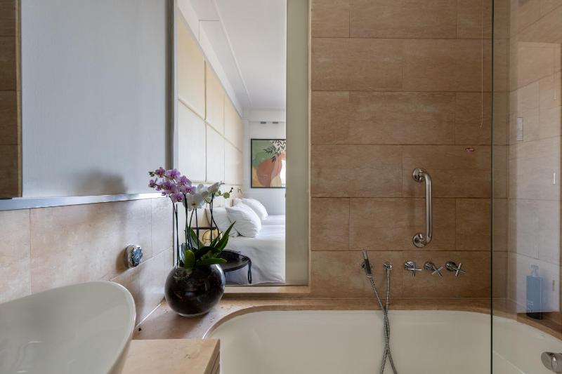 Twin Room with City View image 4