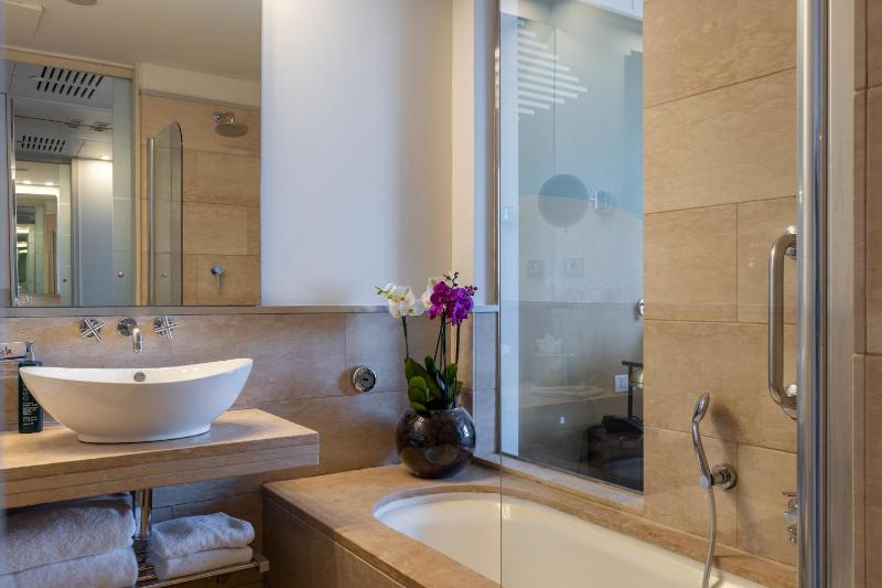 King Guest Room image 4