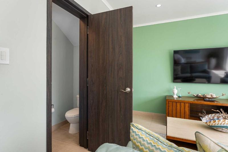 Beach View - Blue Ocean View townhome - LV18th - image 2