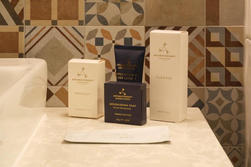 Deluxe King Room image 2