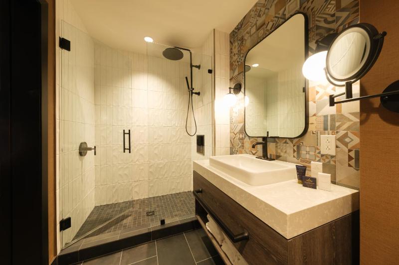 Queen Room image 2