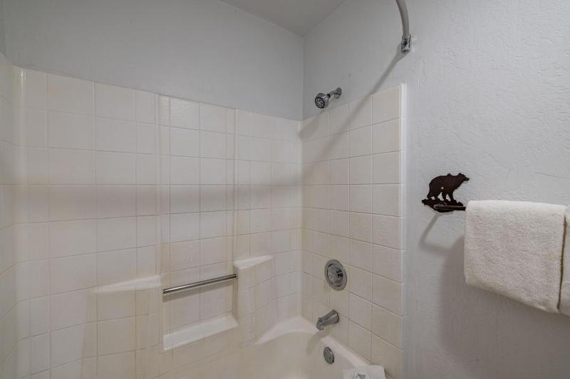 Big Bear Lakefront Lodge - image 24