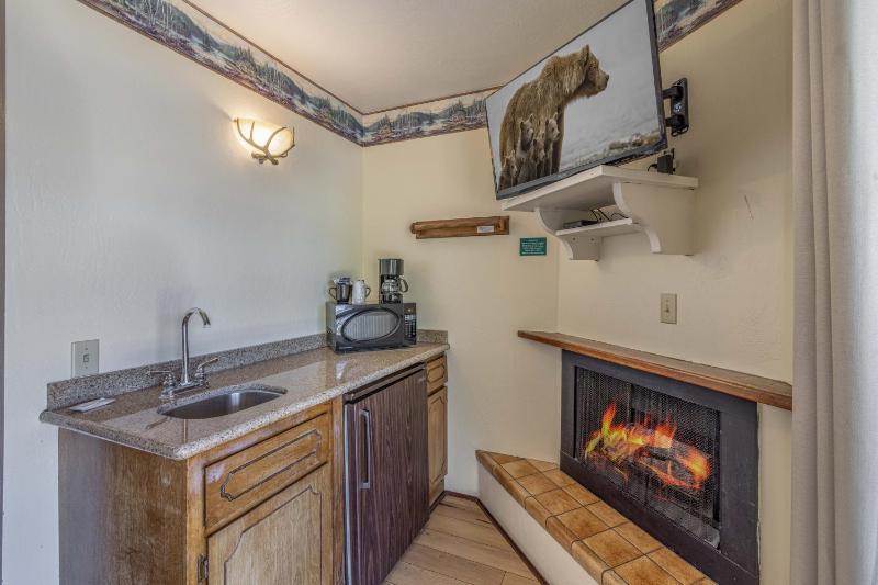Big Bear Lakefront Lodge - image 2
