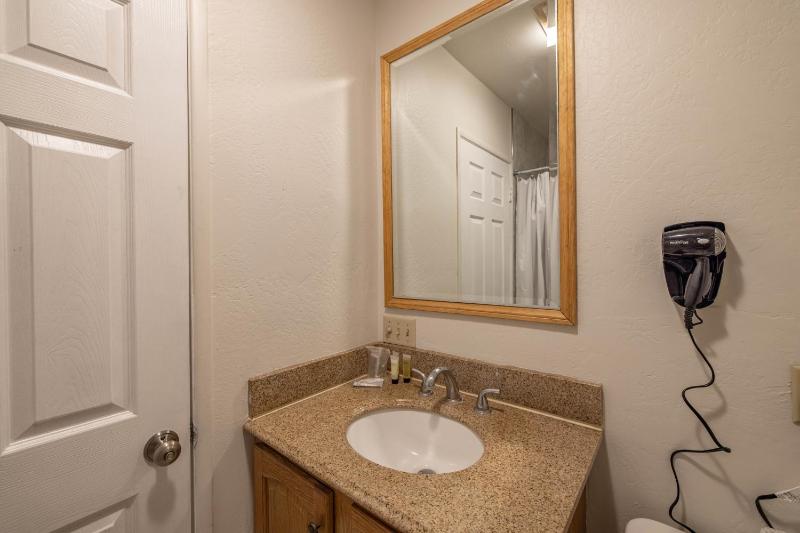 Big Bear Lakefront Lodge - image 20