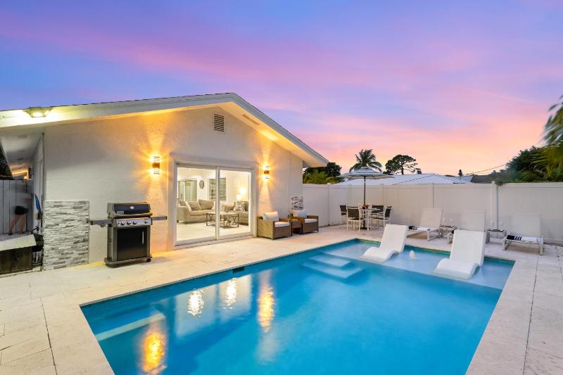 NEW Palm Tree Paradise -Close To The Beach! Beautiful Heated Pool! - image 19