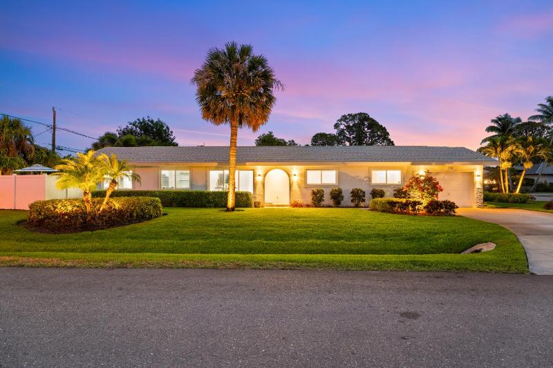 NEW Palm Tree Paradise -Close To The Beach! Beautiful Heated Pool! - image 36