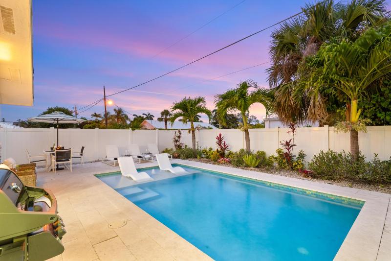 NEW Palm Tree Paradise -Close To The Beach! Beautiful Heated Pool! - image 11