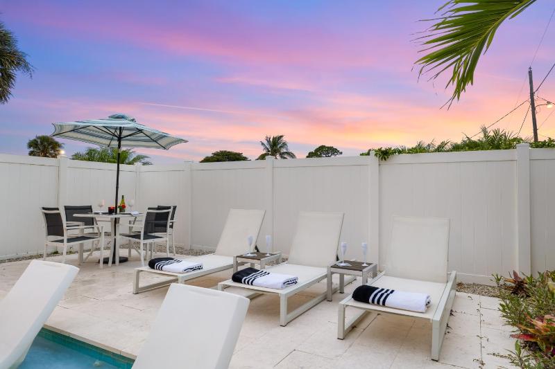 NEW Palm Tree Paradise -Close To The Beach! Beautiful Heated Pool! - image 35