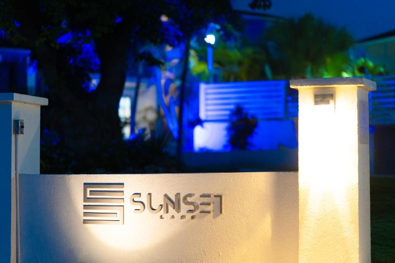 Sunset Lane Apartment Hotel - image 1
