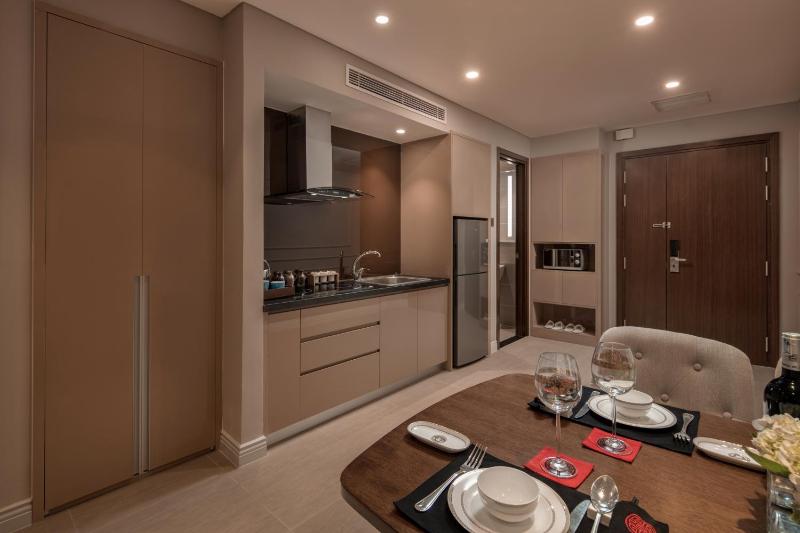 Luxury Apartment with Sea View - 1 minute to beach - image 2