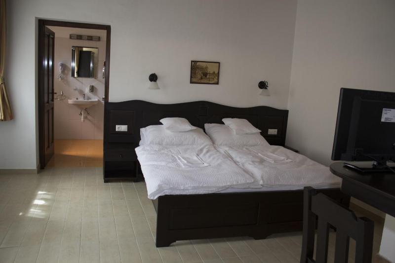One-Bedroom Apartment image 3