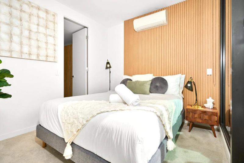 Mackenzie Marvel Stylish 2BR w Skyline Views - image 8