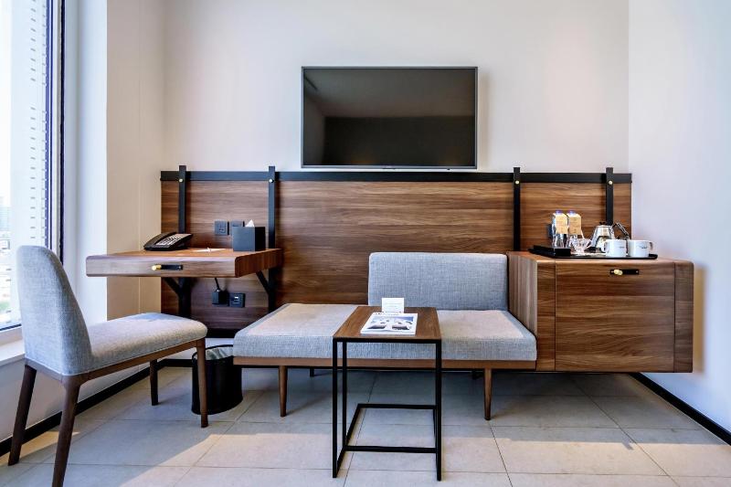 Cozy Queen Room with City View image 3