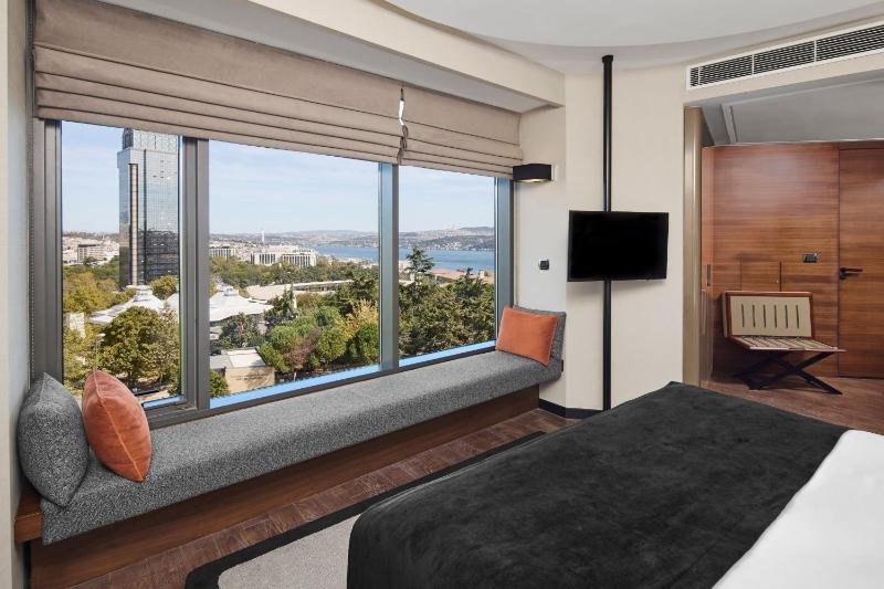 Deluxe Corner Double Room with Sea View image 2