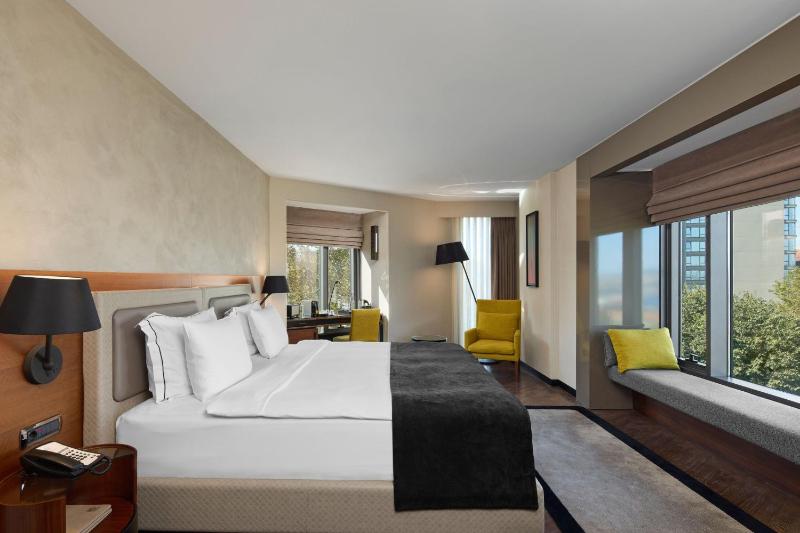 Junior Suite with Bosphorus View image 4