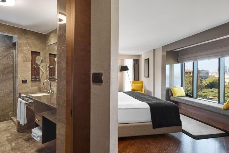 Junior Suite with Bosphorus View image 2
