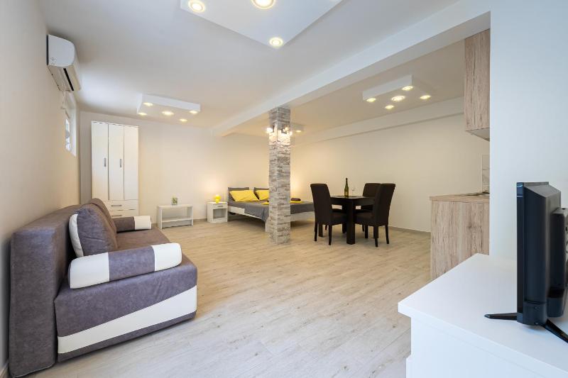 Deluxe Studio image 1