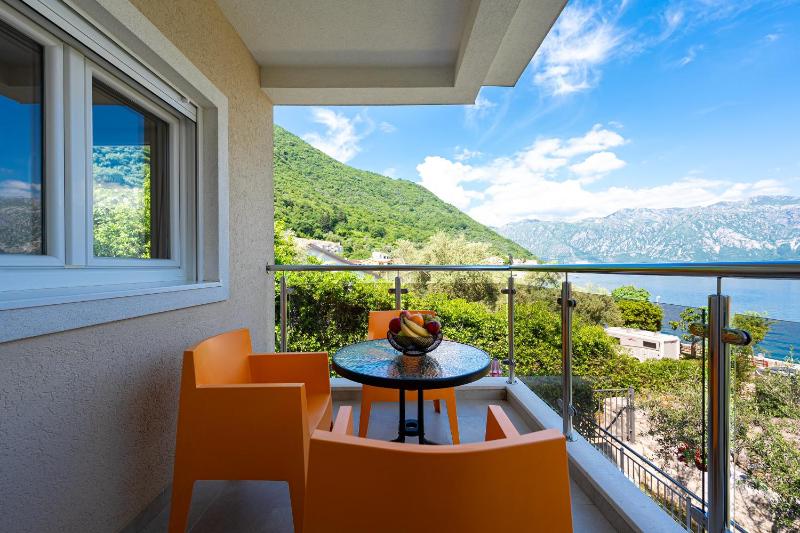 One-Bedroom Apartment with Bay View image 3