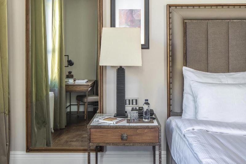 Superior King Room image 4