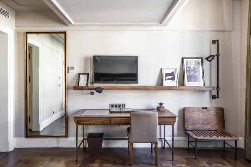 Deluxe King Room image 2