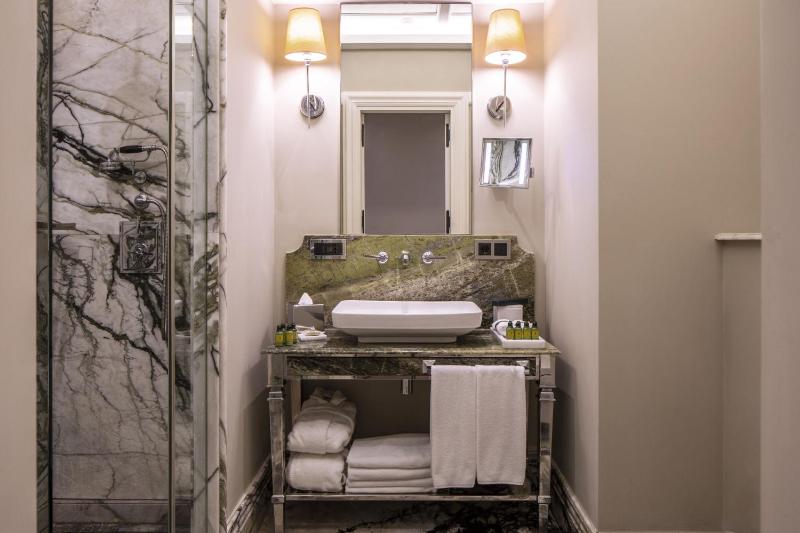 Deluxe Twin Room image 2