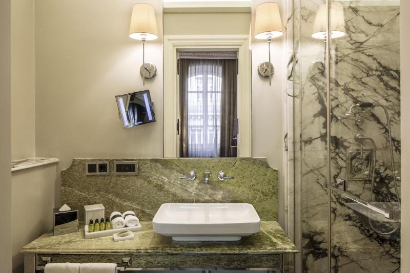 Deluxe King Room image 4