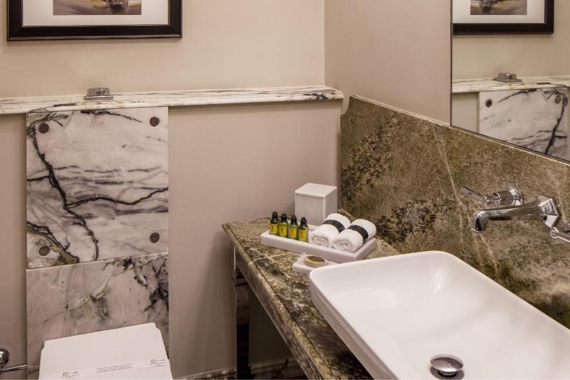 Superior King Room image 2