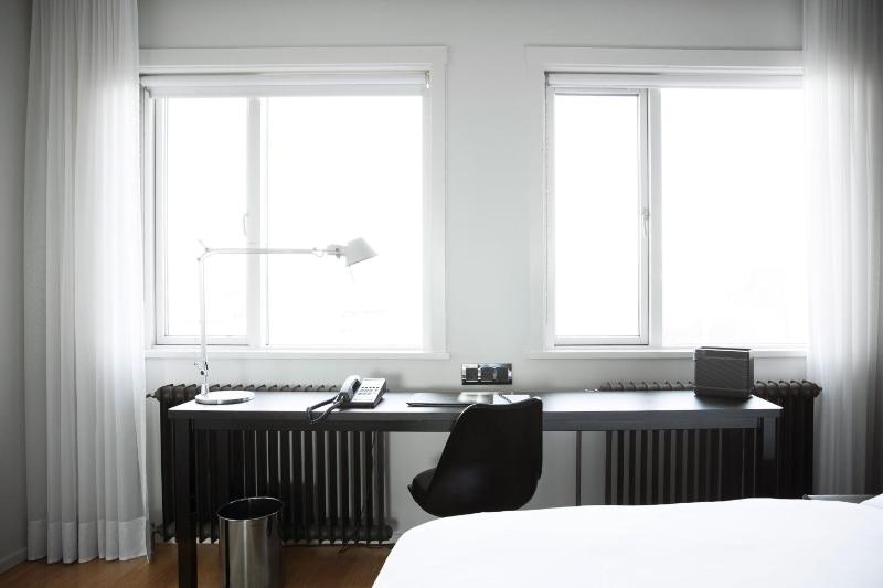Double King Room with City View image 3