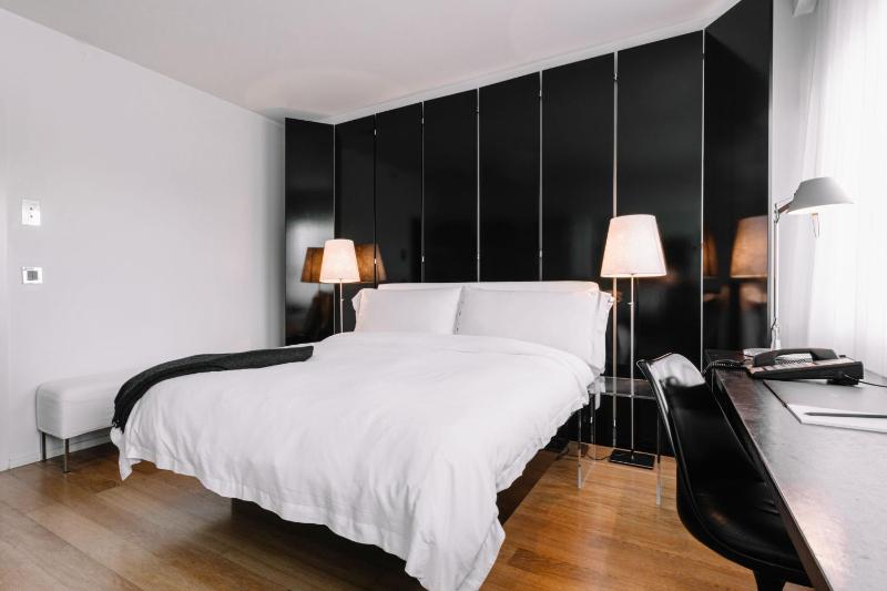 Double Queen Room with City View image 4