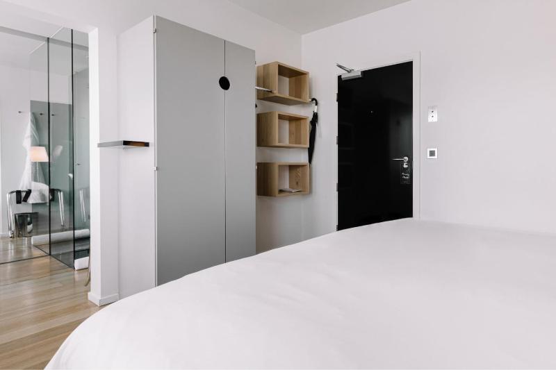 Double Deluxe King Room with Courtyard View image 3