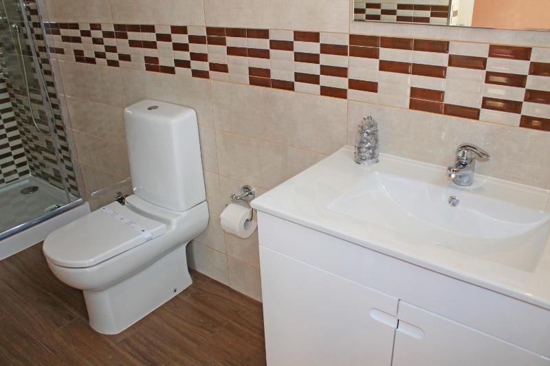 Double Room with Balcony image 4