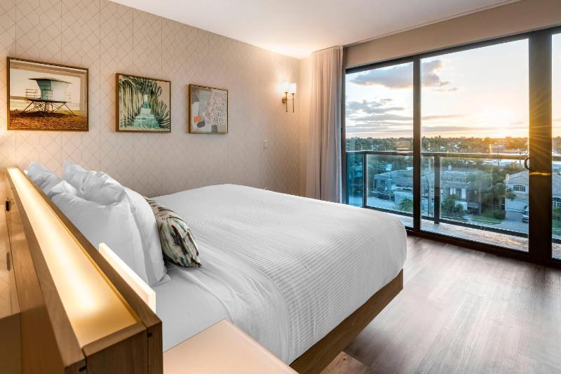King Room with Balcony image 2