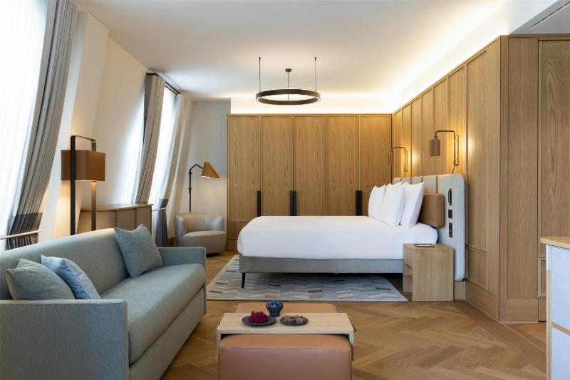 Deluxe Room image 3