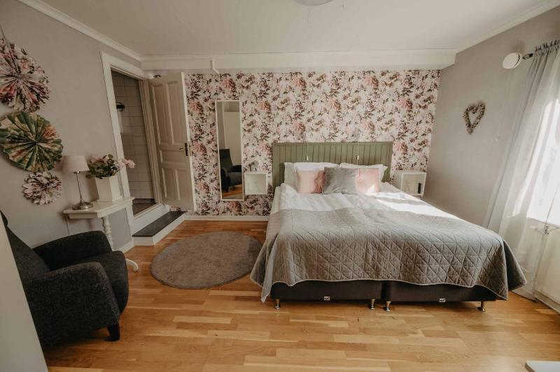 Double or Twin Room image 4