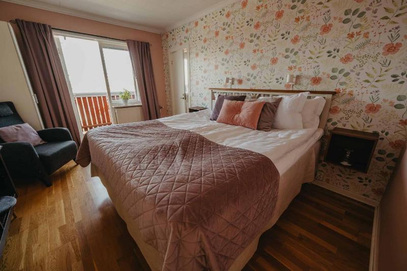 Double Room with Balcony image 3