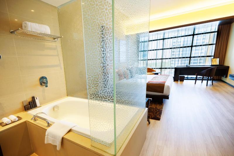 Deluxe Room one King Bed Non Smoking – 15% Discount on F&B image 4