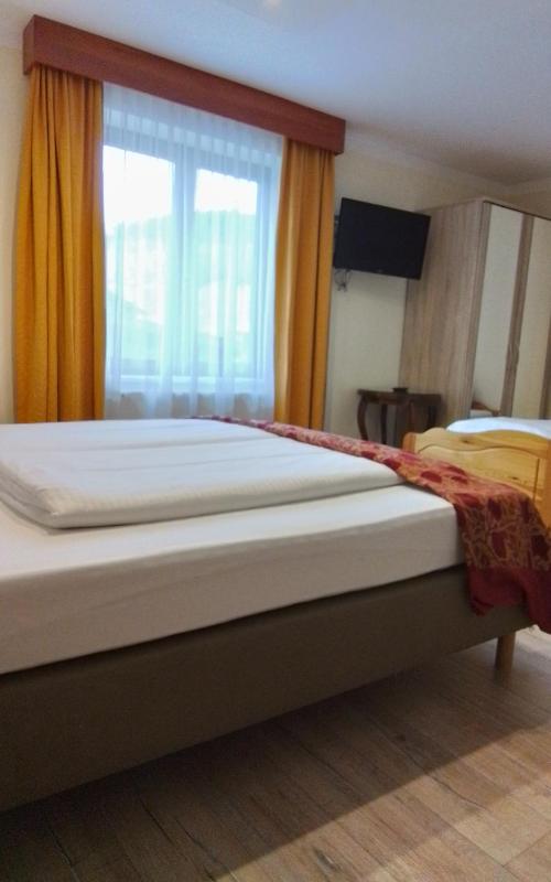 Comfort Triple Room with Shower image 4