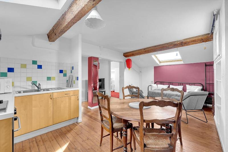 Spacious and bright in the historic center - image 9
