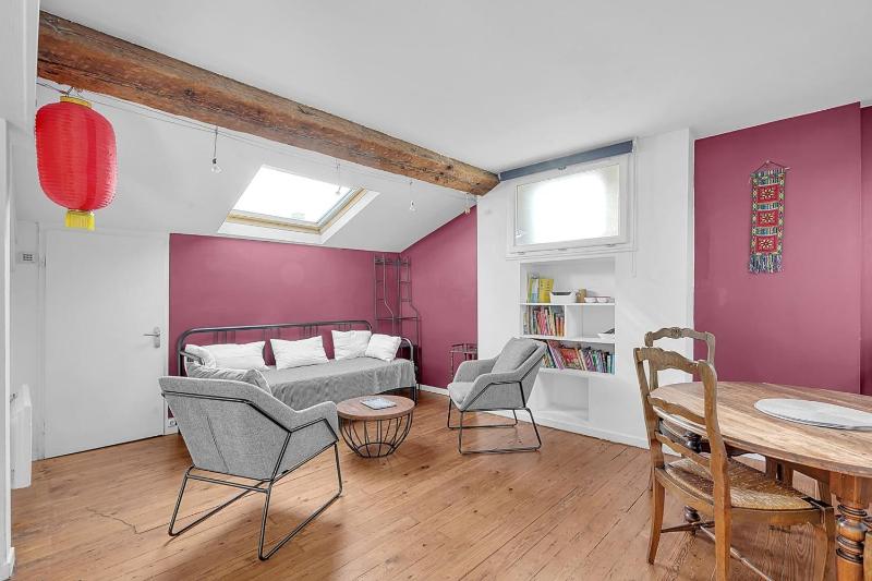 Spacious and bright in the historic center - image 8