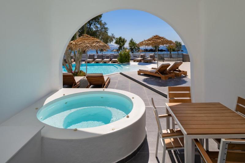 Two-Bedroom Suite with Sea View image 4