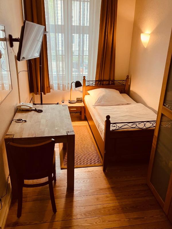 Economy Single Room With Shared Toilet image 3