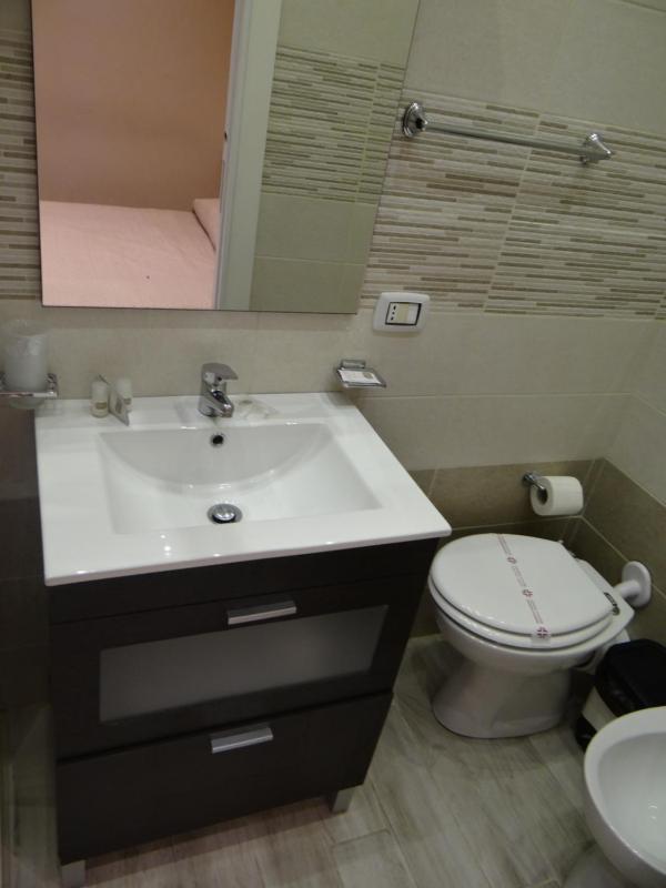 Economy Double Room image 3