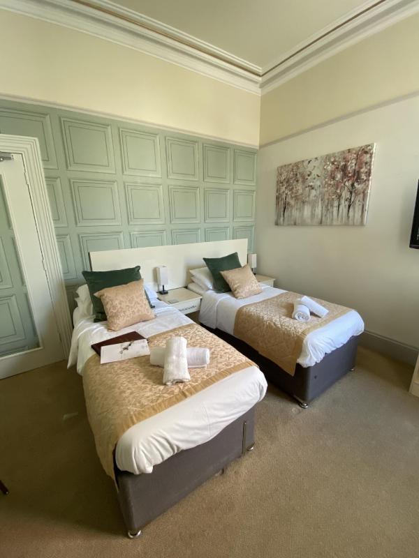 Twin Room with Private Bathroom image 2