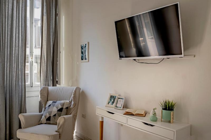 Deluxe Double Room with Balcony image 4