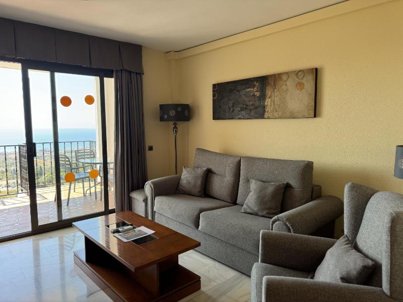 Classic Two-Bedroom Apartment with Sea View and terrace image 4