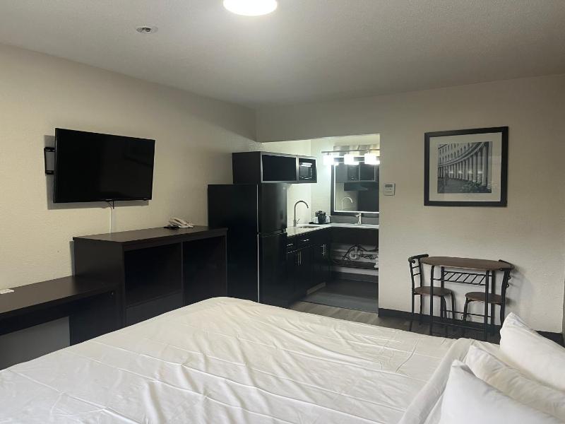 King Room - Accessible/Non-Smoking image 4