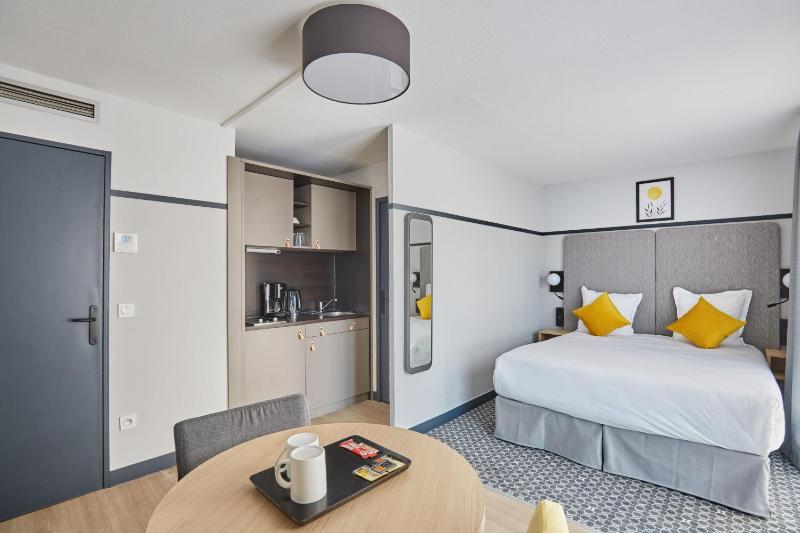 Studio (2 People) image 2