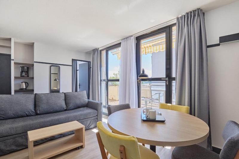 One-Bedroom Apartment with Terrace (4 Adults) image 4