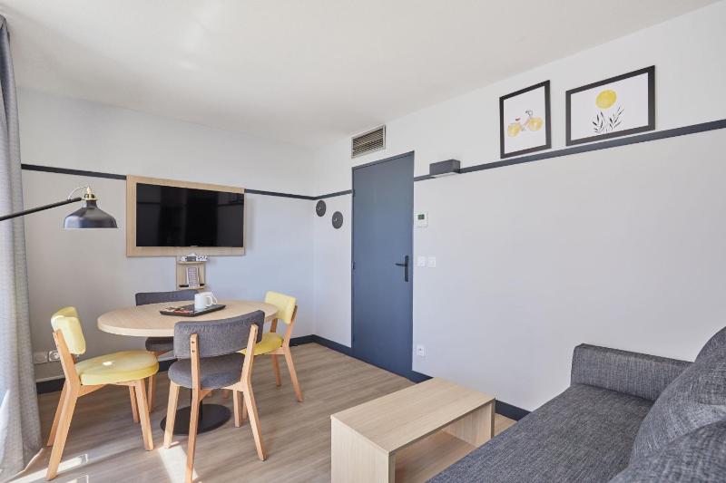 One-Bedroom Apartment with Terrace (4 Adults) image 3